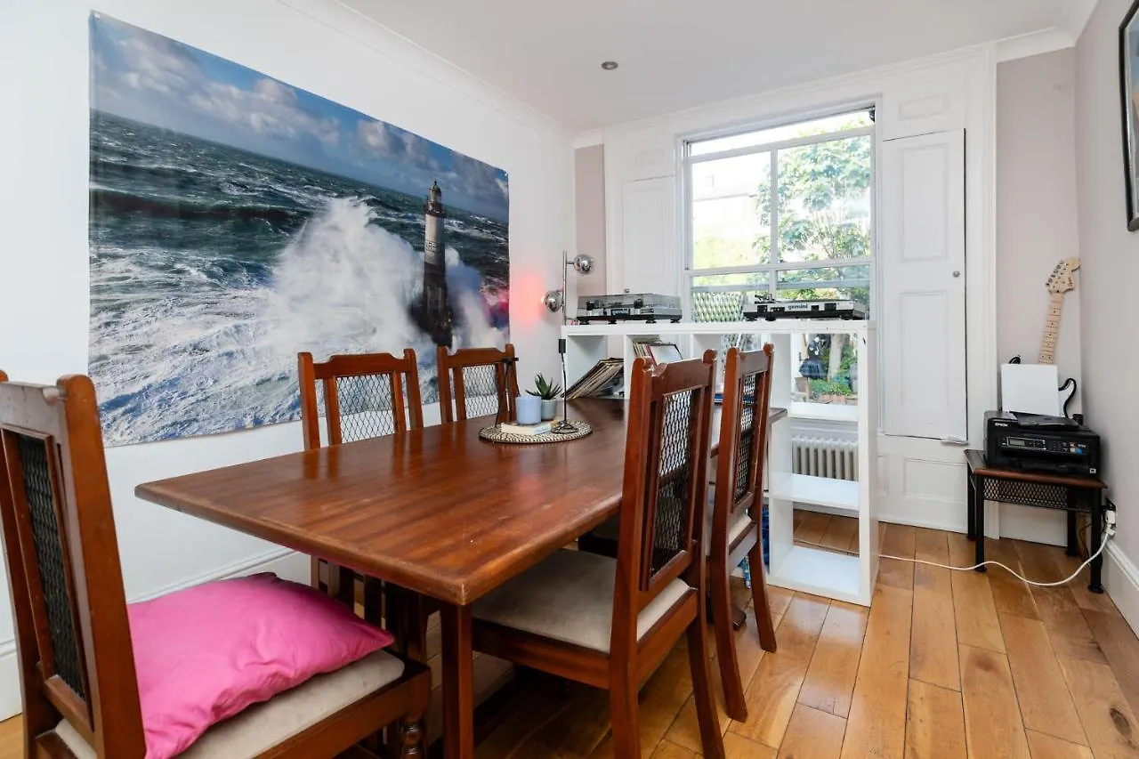 Double Room W/Projector & Garden Hot Tub London