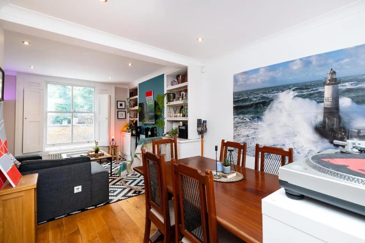 Homestay Double Room W/Projector & Garden Hot Tub London