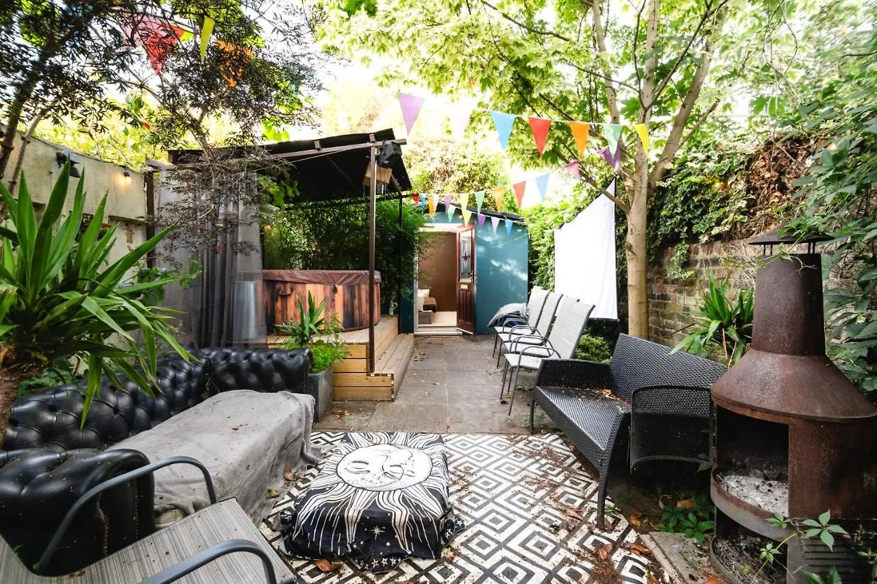 Double Room W/Projector & Garden Hot Tub London Homestay